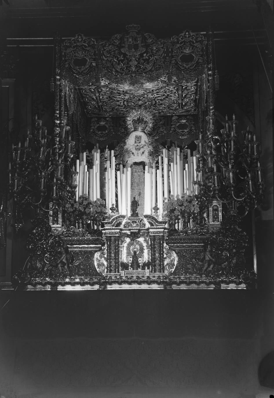 Entre 1946 y 1955, el sevillano taller de Manuel Seco Velasco labró el valioso trono de la Virgen de los Dolores, que aparece iluminada por un foco en el interior de San Pedro. Está escoltada por dos velas rizadas.