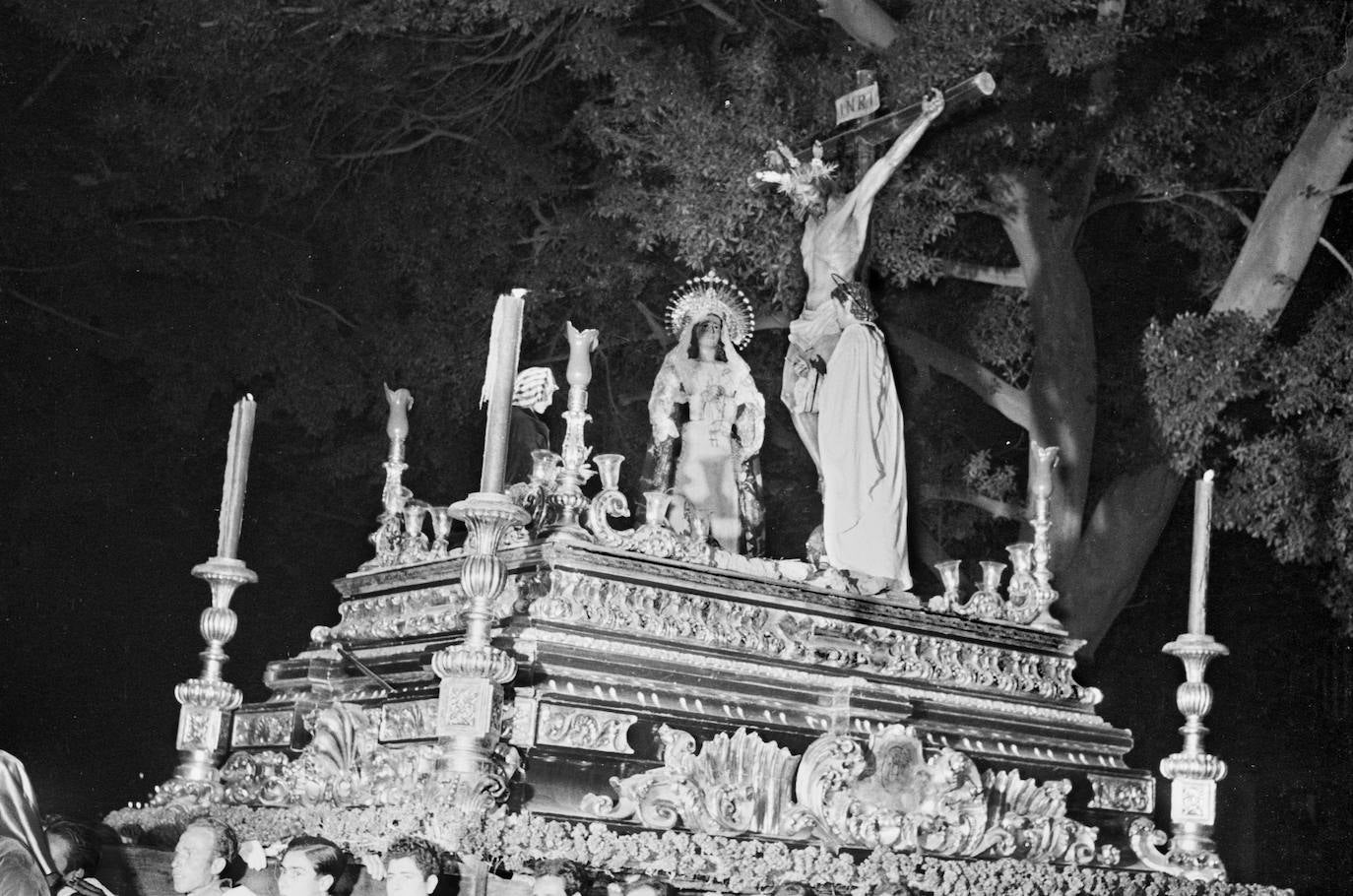 Durante varios años, la cofradía utilizó para configurar el grupo escultórico del Cristo de la Sangre una Dolorosa en actitud implorante y con las manos entrelazadas que, según testimonios orales, era cedida por un convento de la ciudad.