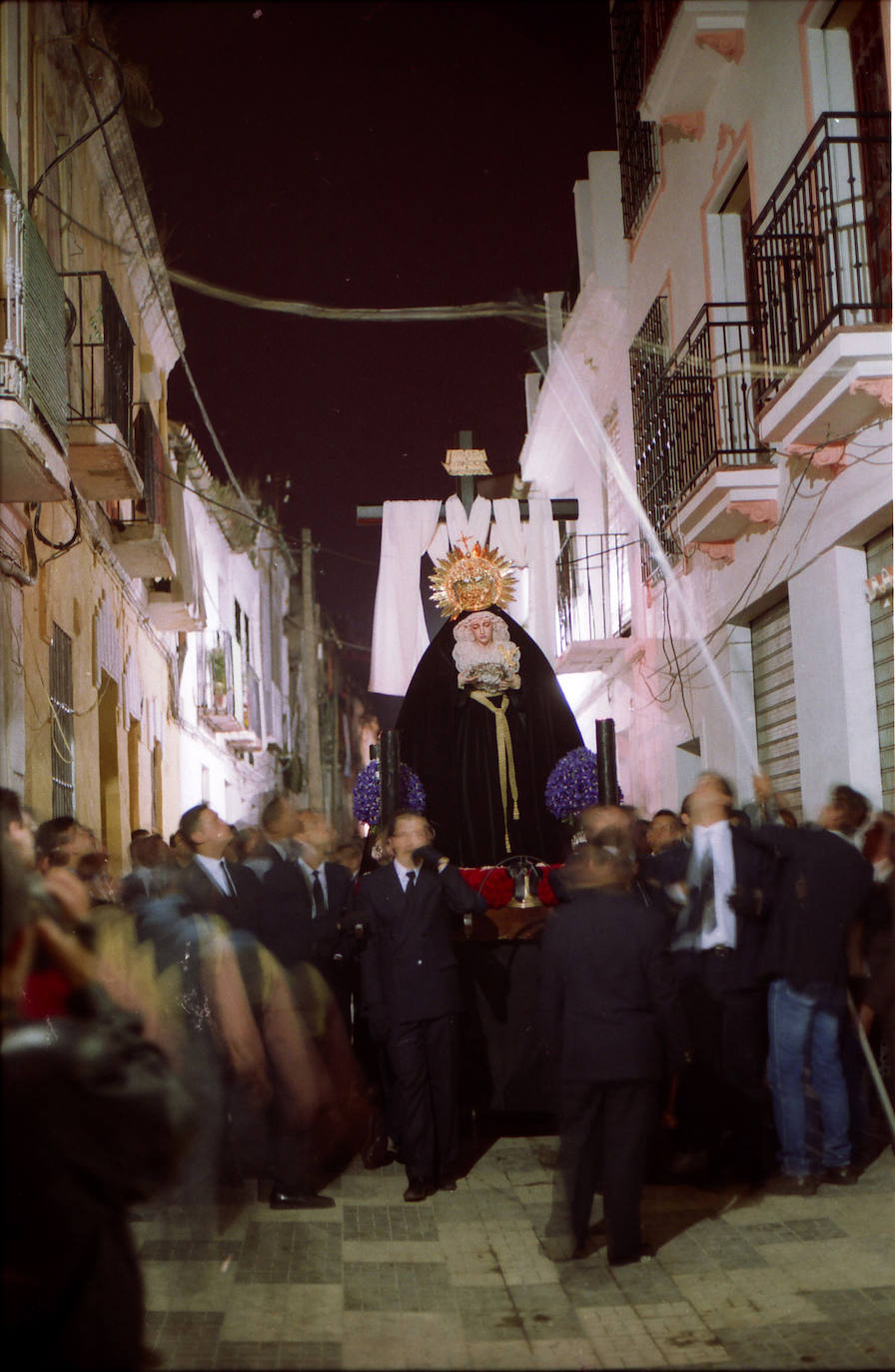 Primera salida procesional de la Dolorosa el Viernes de Dolores de 1993. La fotografía muestra el paso de la imagen de Dubé de Luque por la calle Alta.