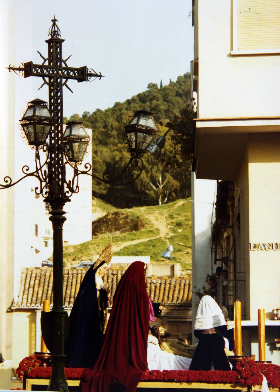 La procesión de la Sagrada Mortaja entrando a la calle Lagunillas en 1982, cuando la cofradía recorría el barrio de la Victoria.