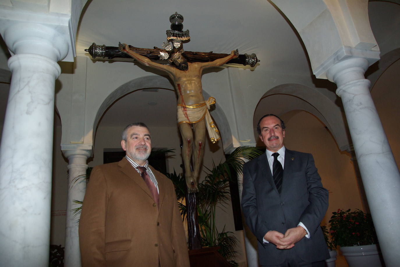 El profesor y escultor Juan Manuel Miñarro restauró el Cristo de la Vera Cruz entre 2011 y 2012. La intervención duró diez meses. En la fotografía, Miñarro junto al que fuera hermano mayor de las Fusionadas en ese momento, Eduardo Rosell.