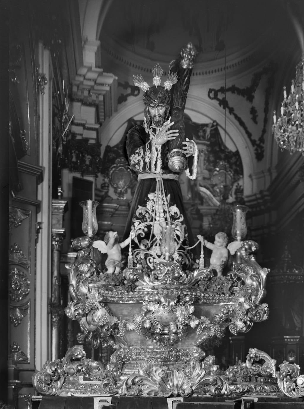 El tallista Cristóbal Velasco realizó en 1951 un pequeño trono de carrete para el Nazareno de Viñeros. El conjunto perseguía el estilo neobarroco, con ornamentos de origen vegetal y floral, y veneras. Asimismo, y en alusión a su condición gremial, incluía elementos tallados que simulaban racimos de uva y hojas de parra. La iluminación se obtenía a base de tulipas dispuestas a los pies de la imagen cristífera. El antiguo Señor que aparece en la fotografía era obra de Adrián Risueño, de 1948.