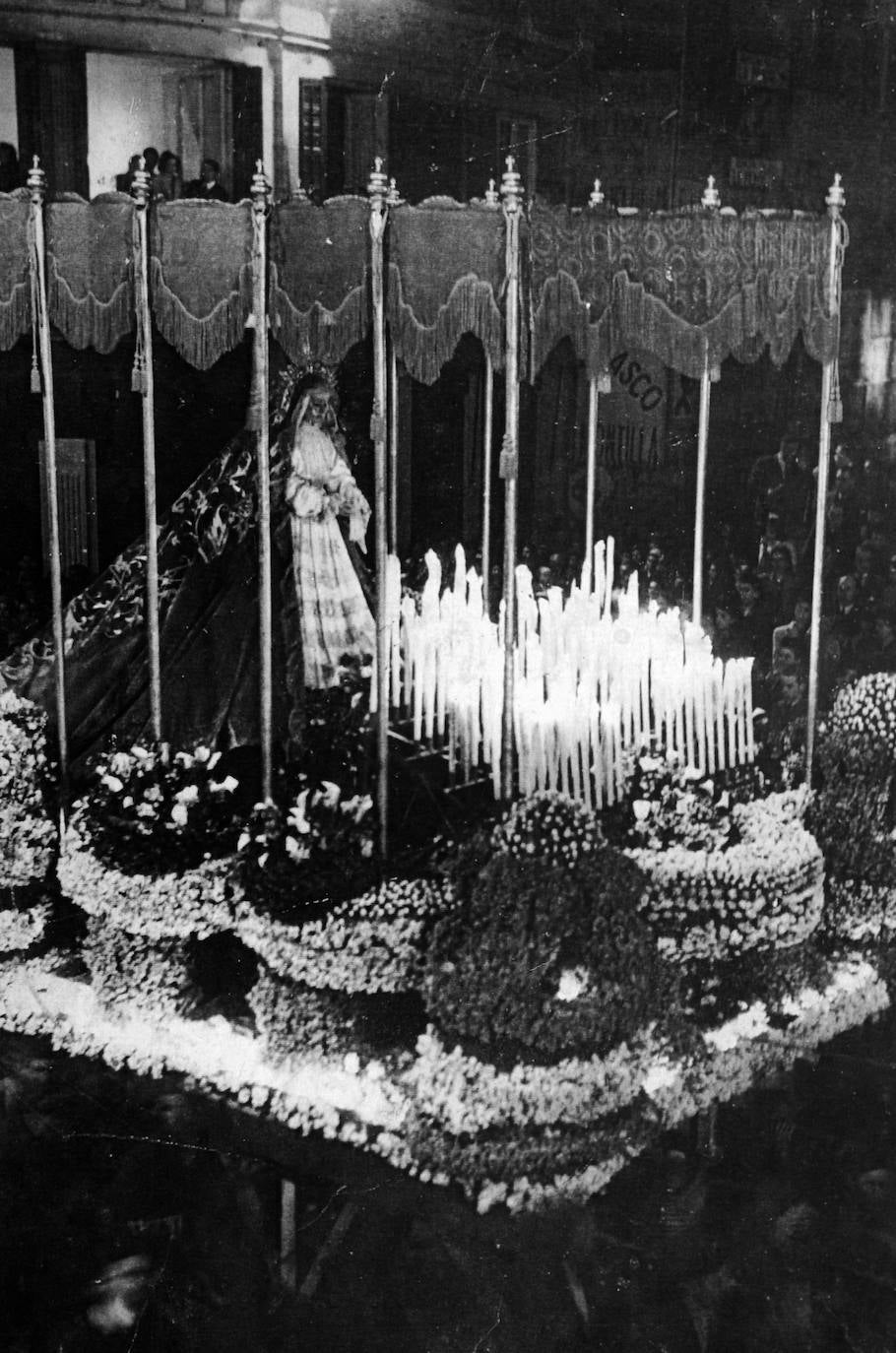 En 1945, tras 14 años sin hacerlo, la Virgen de Consolación y Lágrimas volvió a salir en procesión por las calles de la ciudad. Lo hizo en un original trono de flores, y con el manto bordado que pudo salvarse de las quemas del 31 y la guerra civil.