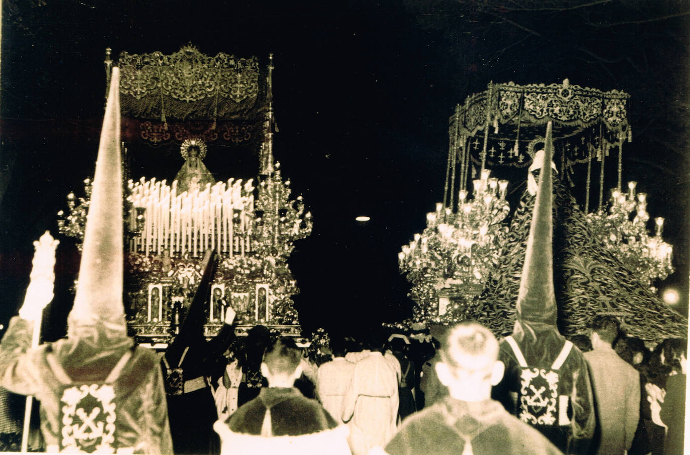 Durante más de cincuenta años, uno de los momentos culminantes del Jueves Santo fue el encuentro el encuentro de los tronos de la Archicofradía del Paso y la Esperanza con los de la Congregación de Mena. En la imagen se observa el cruce de la Virgen de la Esperanza con la Soledad de la Congregación de Mena.