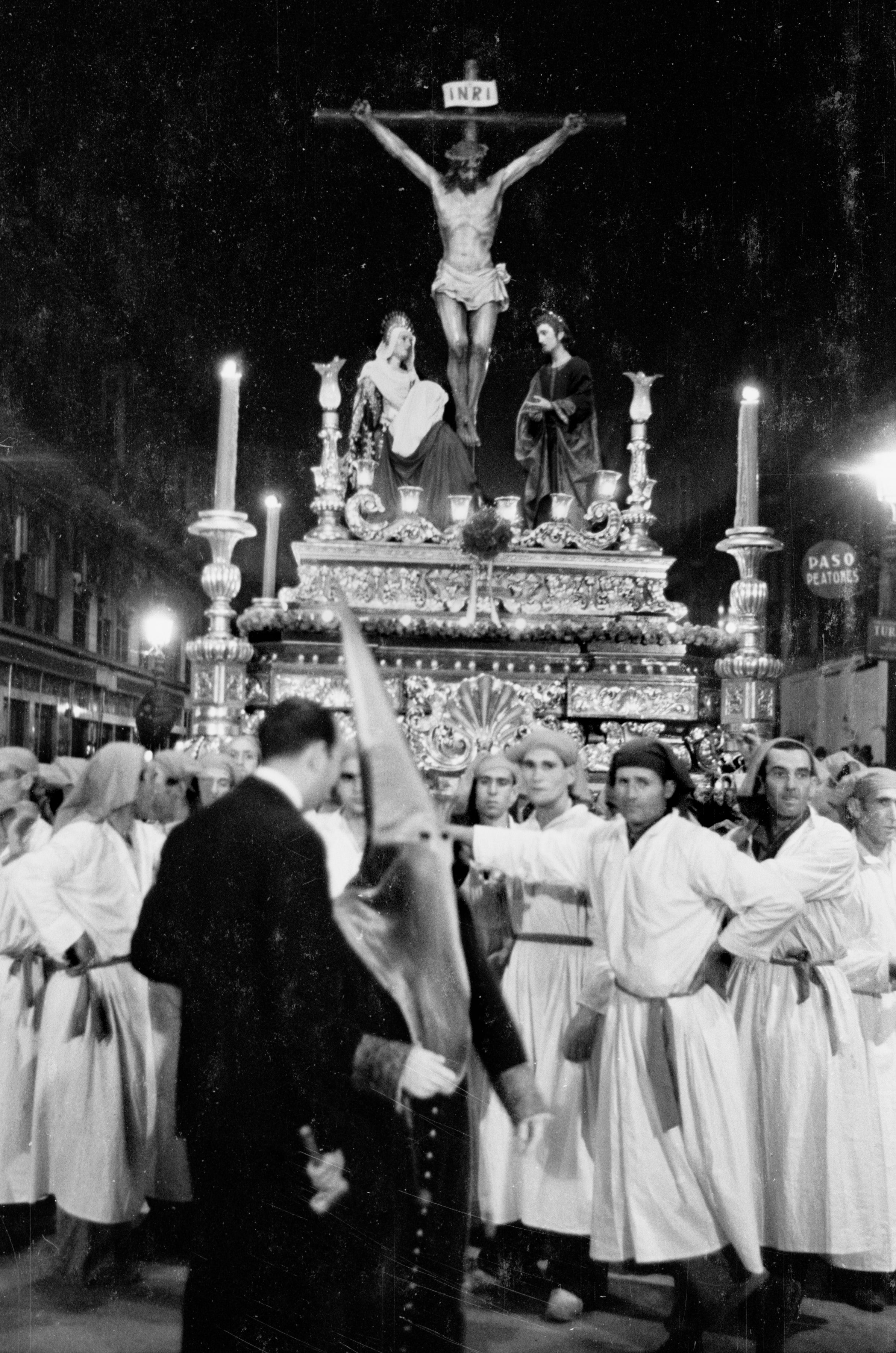 La iluminación que ha caracterizado en las últimas décadas al trono del Cristo de la Sangre han sido cuatro grandes hachones en las esquinas y algunas tulipas en el cajillo.