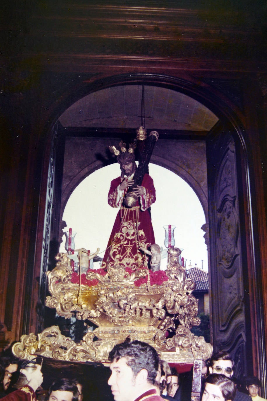 Esta fotografía inmortalizó una de las últimas entradas del antiguo Nazareno de Viñeros en la Catedral. Luis Álvarez Duarte talló a la imagen, en 1973, un cuerpo anatomizado. Sin embargo, debido a que la efigie descansaba en un único punto del pie izquierdo, carente de refuerzo, ésta sufrió en 1975 la fractura de sus piernas, lo que aceleraron las gestiones para su sustitución por la obra actual, Francisco Buiza.