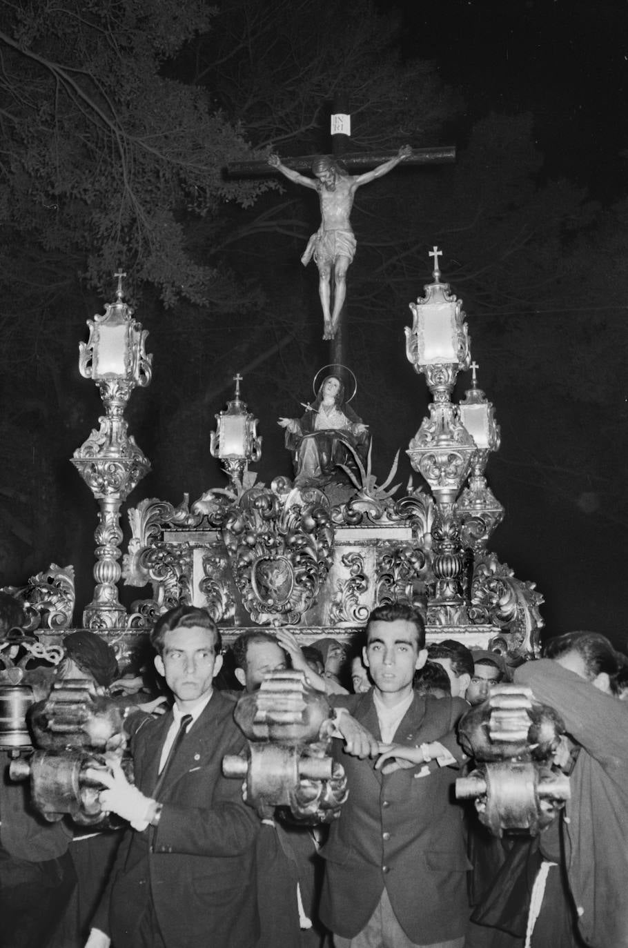 En 1954, el Cristo del Amor estrenó un nuevo trono de madera dorada, que es el que todavía procesiona, obra de José Ávila Navarro y Pedro Román Casanova.