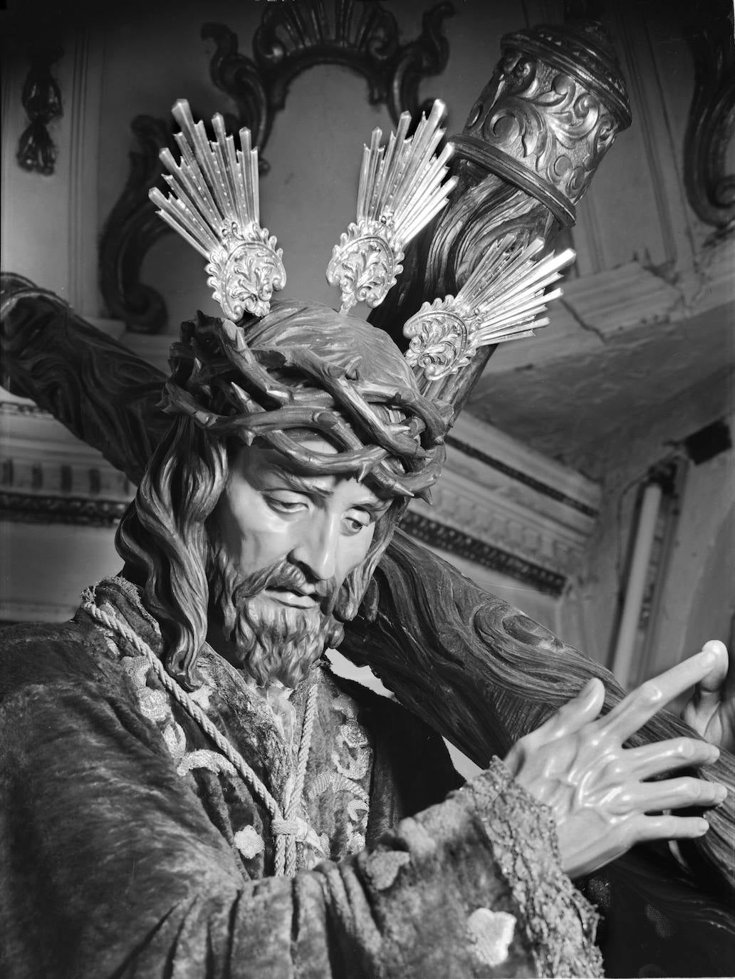 Adrián Risueño intentó reproducir en 1949, con poco éxito, la primitiva escultura barroca, posiblemente del siglo XVII. Cabe señalar que, entre los defectos de la imagen, llamaba poderosamente la atención las dimensiones de sus manos, más grandes en proporción con el busto.