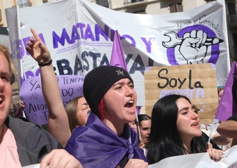 Imagen secundaria 1 - Las jóvenes estudiantes han protagonizado la manifestación de esta mañana.