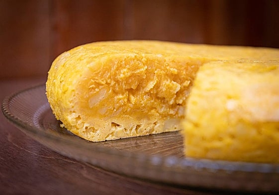 Una de las tortillas que preparan a diario en La Caverna.