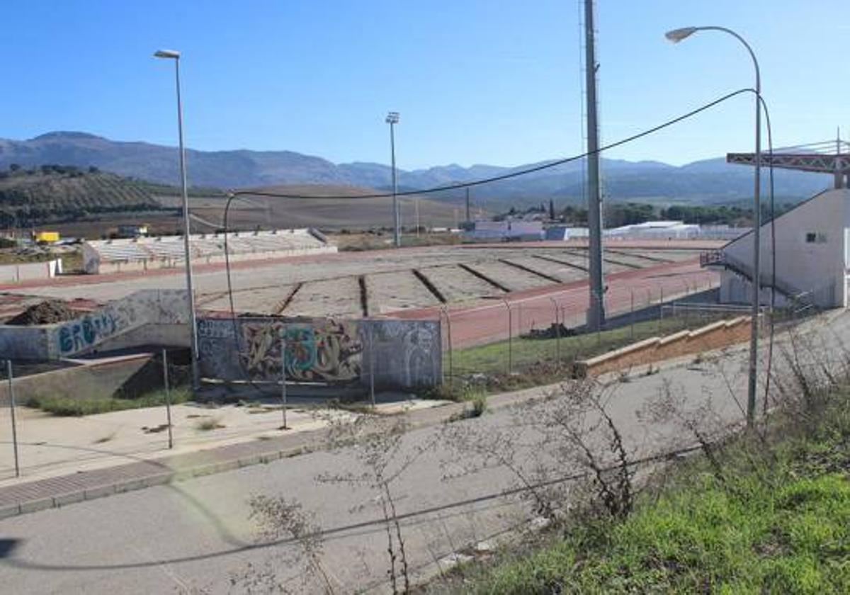 Ronda licita tres veces el cambio del césped natural a artificial de la Ciudad Deportiva