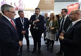 Josele González, en el centro, con autoridades en la ITB Berlín.