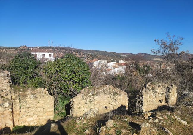 Perspectiva de los antiguos molinos y del casco urbano de Riofrío