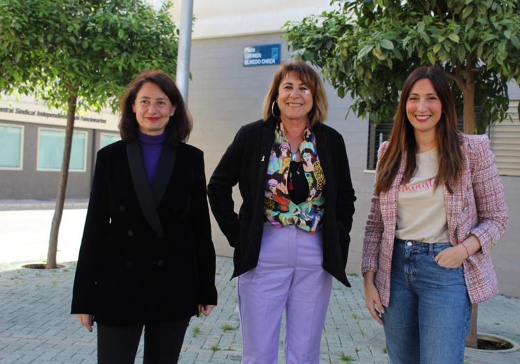 Rodríguez, Jabato y Ramírez, ayer en la plaza de la socialista feminista Carmen Olmedo.