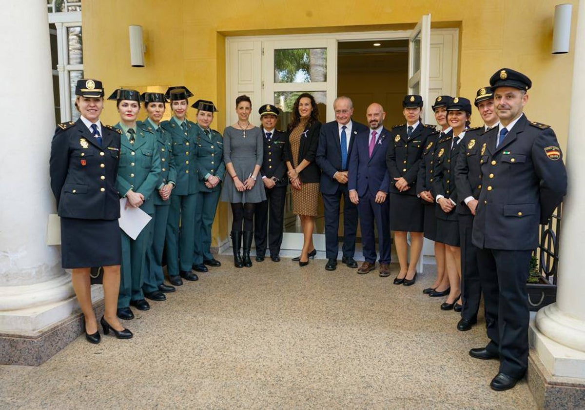 El alcalde, Francisco de la Torre, con el subdelegado del Gobierno, Javier Salas, otras autoridaes y representantes de la Policía y la Guardia Civil