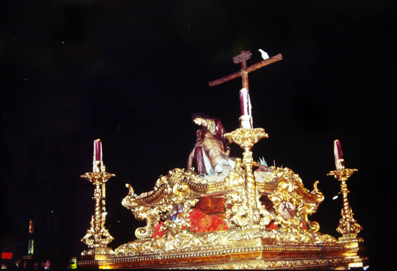 La fotografía, tomada en 1977, muestra el antiguo trono de la Virgen de la Piedad, obra del malagueño Pedro Pérez Hidalgo.