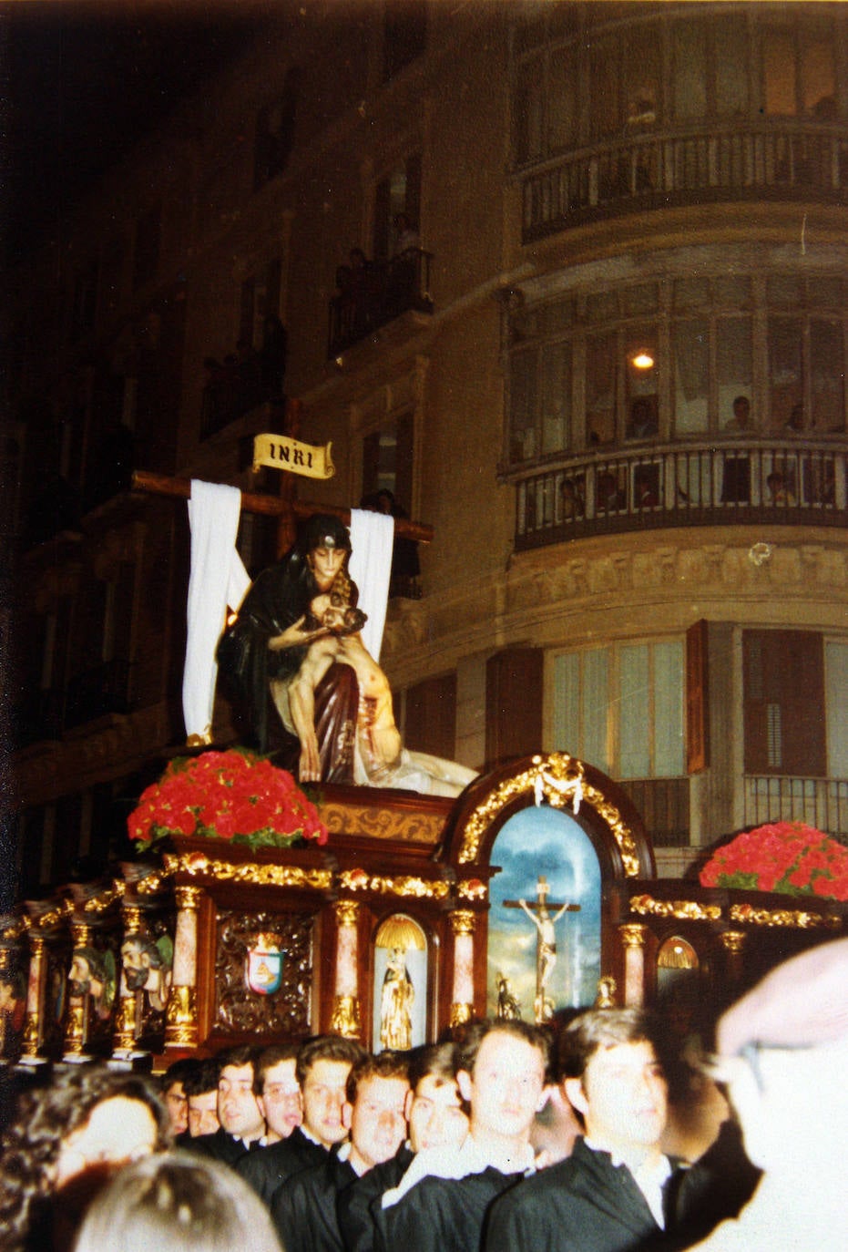 La fotografía nos lleva al Viernes Santo de 1982. Hacía apenas un año que la Hermandad de la Piedad habría estrenado un nuevo trono, obra de los talleres de José Morales García con tallas de Carlos Castillejos, Francisco Martín y Rafael Ruiz Liébana.