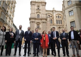 Albares junto a Pérez, concejales socialistas y los delegados del Gobierno en Andalucía y la provincia.