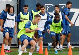 Issa Fomba inicia una carrera en un ejercicio del entrenamiento de ayer.