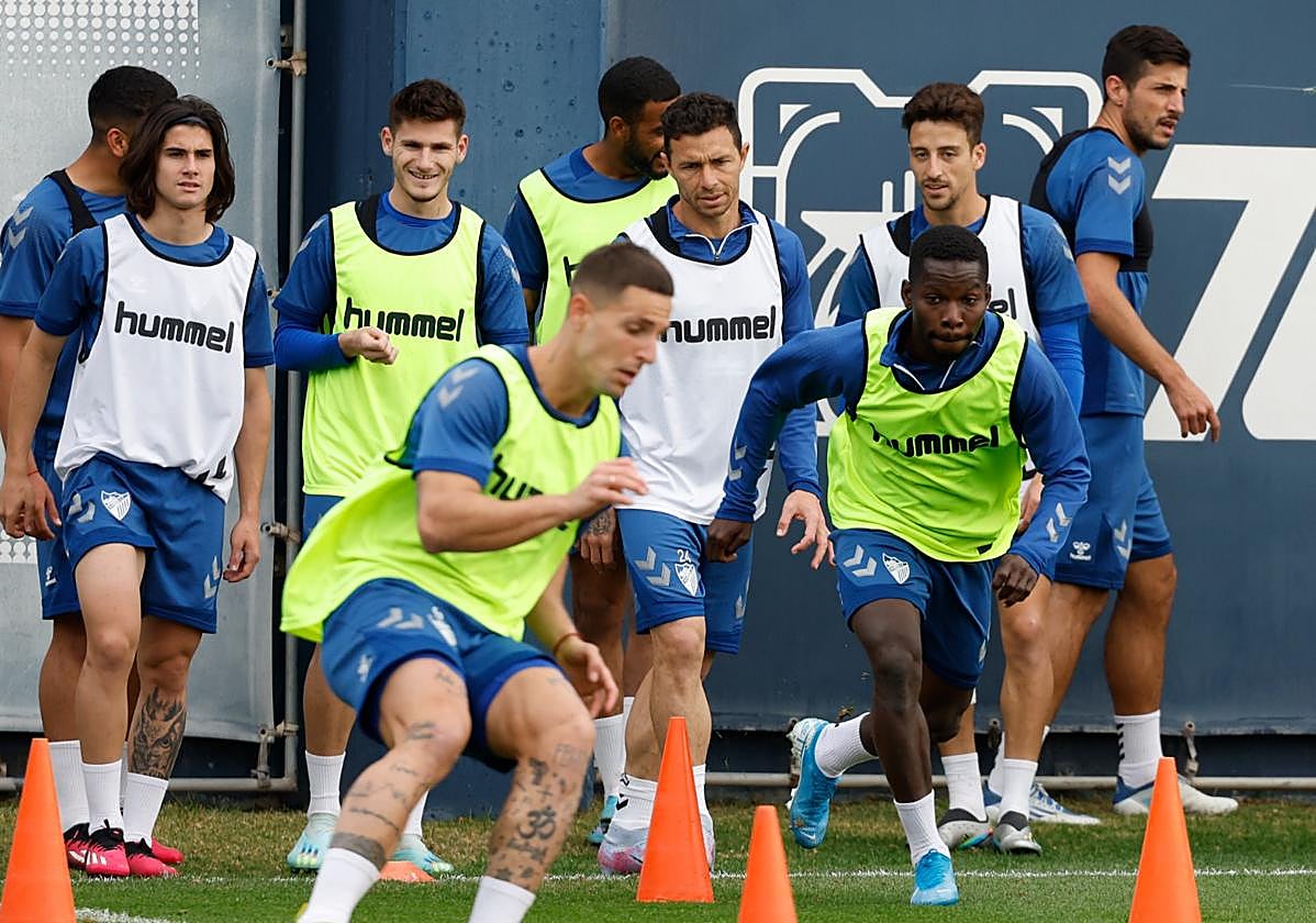 Issa Fomba inicia una carrera en un ejercicio del entrenamiento de ayer.