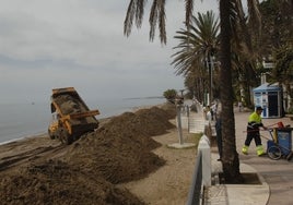 Imagen de archivo de reposición de arena en la playa de Fontanilla, en Marbella.