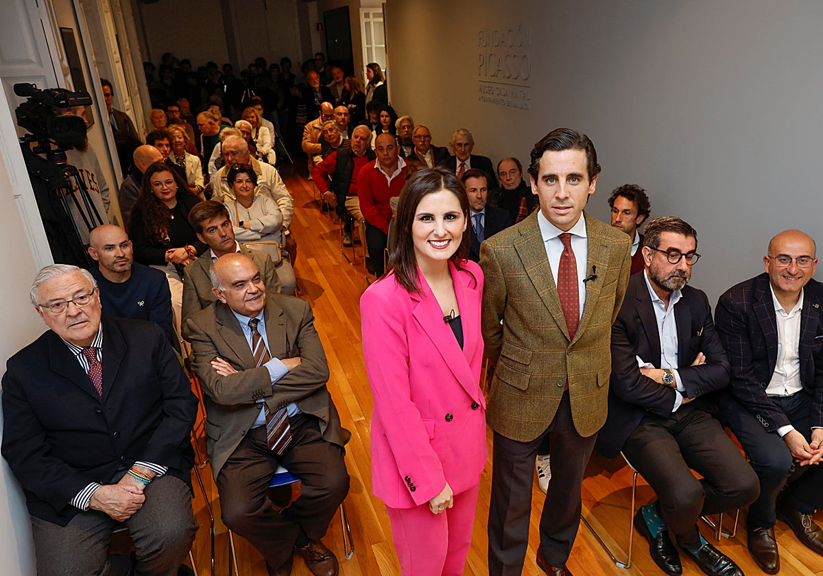 Juan Ortega, Noelia López, y en primera fila las autoridades, antes de comenzar el acto.