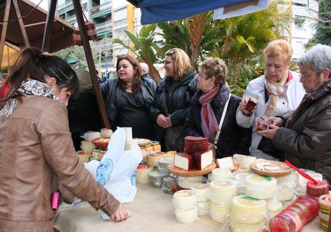 El domingo será una buena ocasión para comprar queso artesano de cabra malagueña.