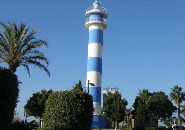 En el paseo marítimo de Levante se pueden ver dos faros, el actual y el anterior.