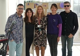 Los músicos David Lozano, Tonia Rodríguez y Agustín Carrillo, la profesora Chelo Pineda y la decana de la Facultad de Ciencias de la Salud, Noelia Moreno.