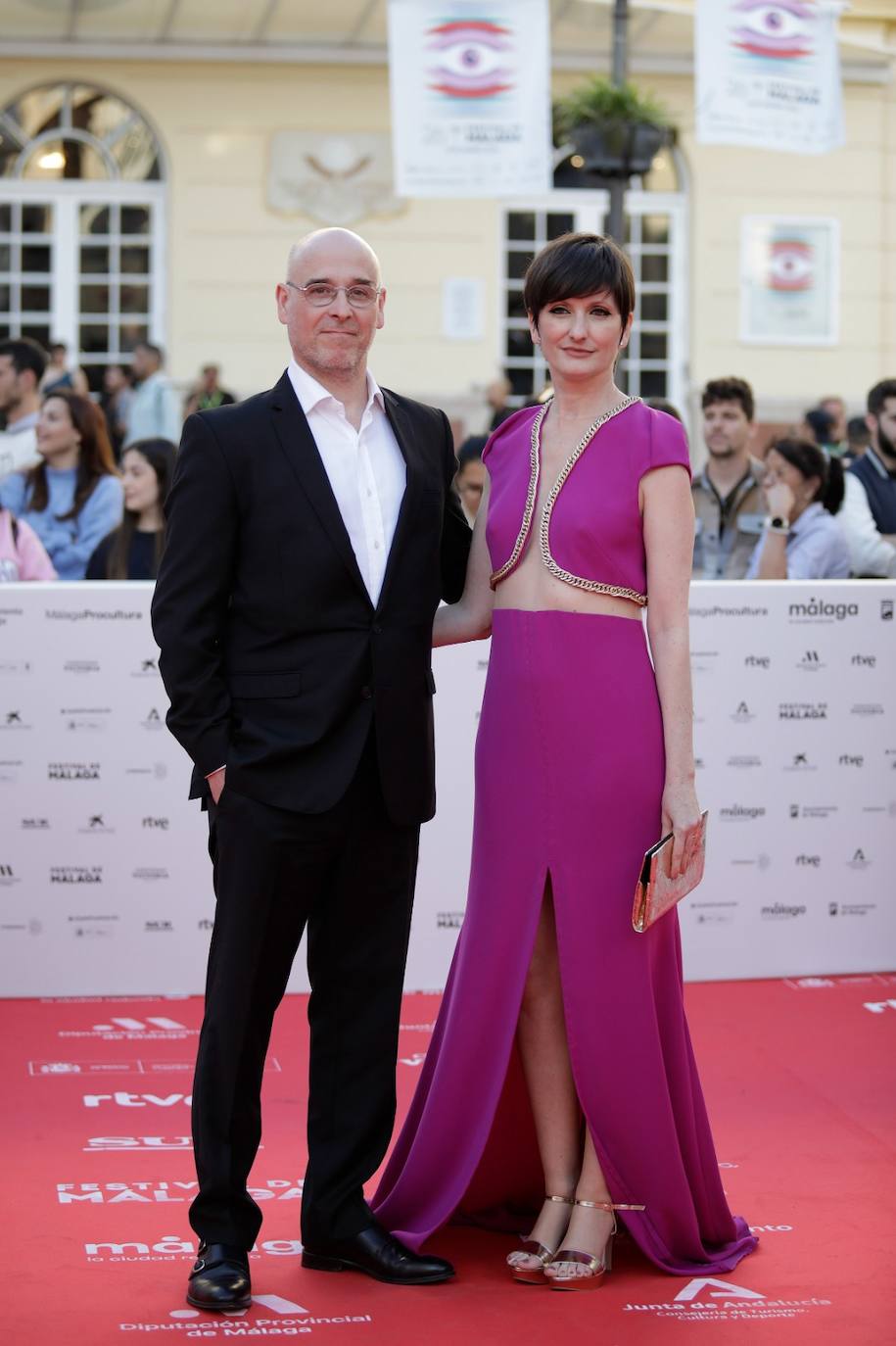 Multitud de caras conocidas han desfilado por la alfombra de entrada al Teatro Cervantes antes de la gala inaugural que ha abierto la nueva edición del certamen malagueño 