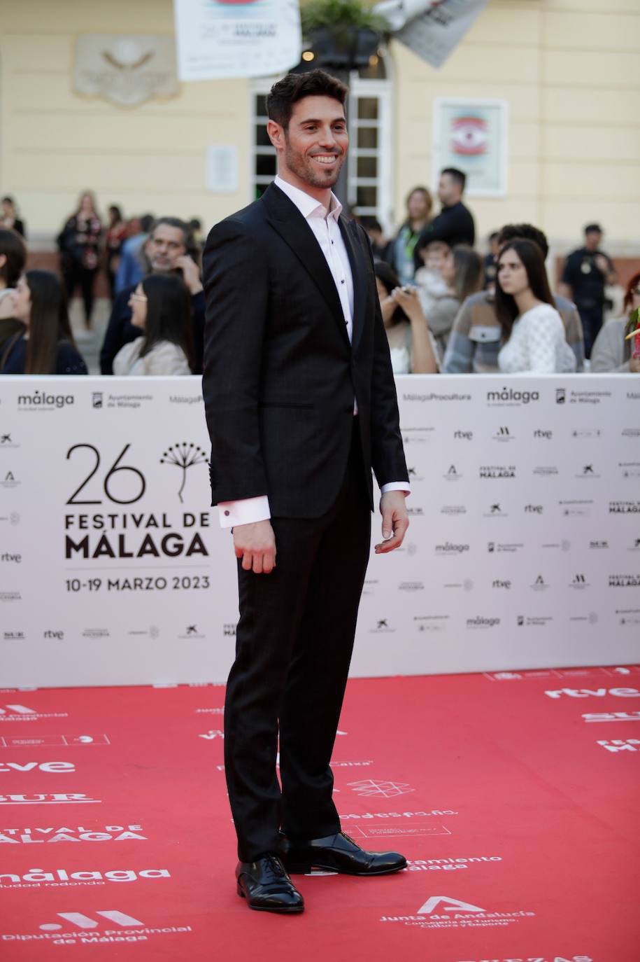 Multitud de caras conocidas han desfilado por la alfombra de entrada al Teatro Cervantes antes de la gala inaugural que ha abierto la nueva edición del certamen malagueño 