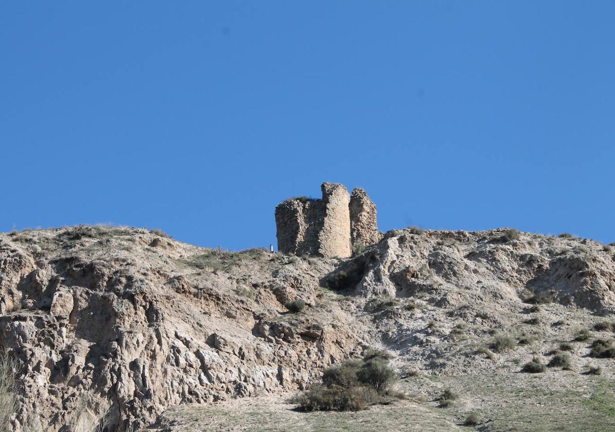 Sobre un cerro muy elevado se encuentran los restos del recinto amurallado.