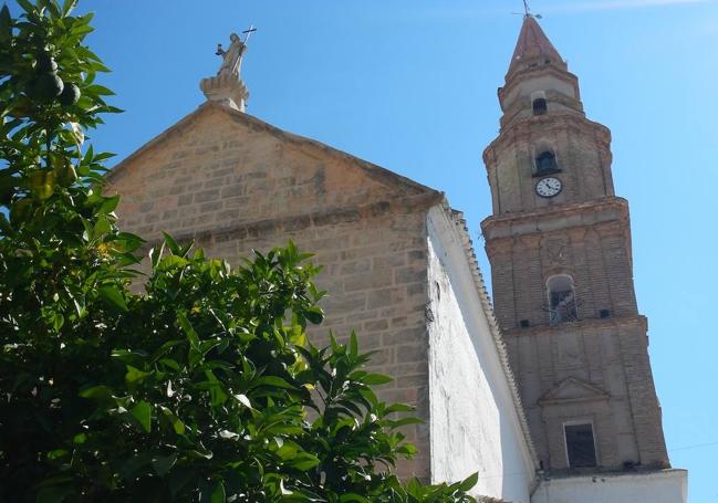 La iglesia de La Inmaculada, en el centro del pueblo, es un ejemplo de barroco cordobés.