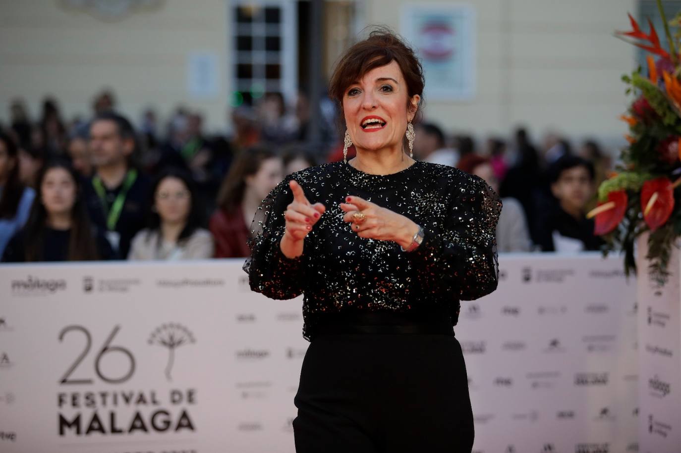 Multitud de caras conocidas han desfilado por la alfombra de entrada al Teatro Cervantes antes de la gala inaugural que ha abierto la nueva edición del certamen malagueño 