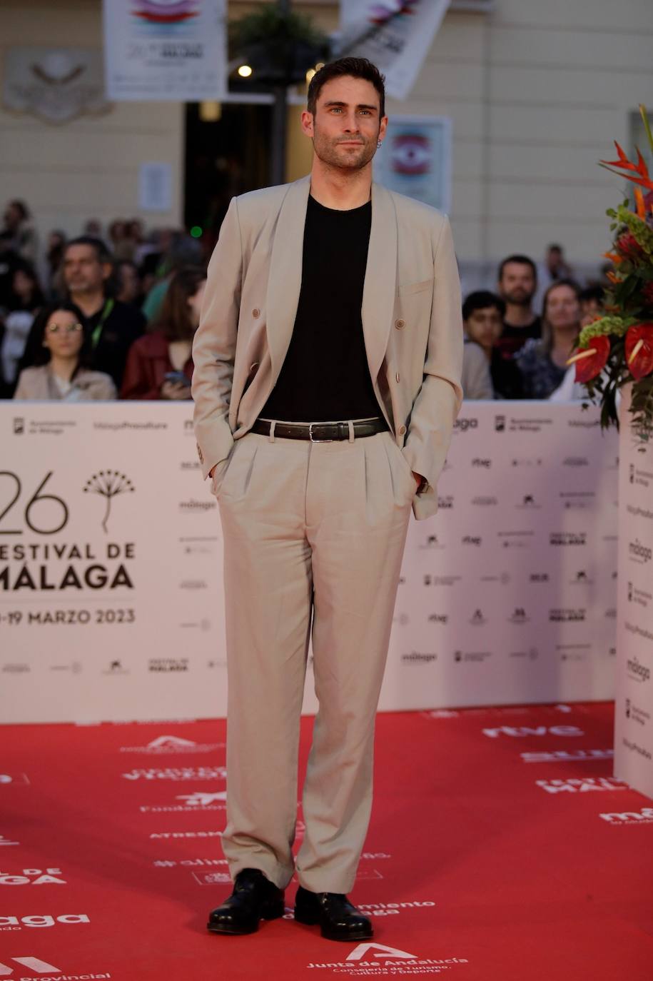 Multitud de caras conocidas han desfilado por la alfombra de entrada al Teatro Cervantes antes de la gala inaugural que ha abierto la nueva edición del certamen malagueño 