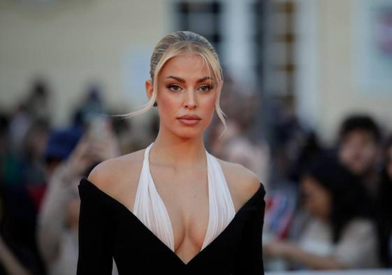 Jessica Goicoechea con un vestido bicolor blanco y negro de Ze García.