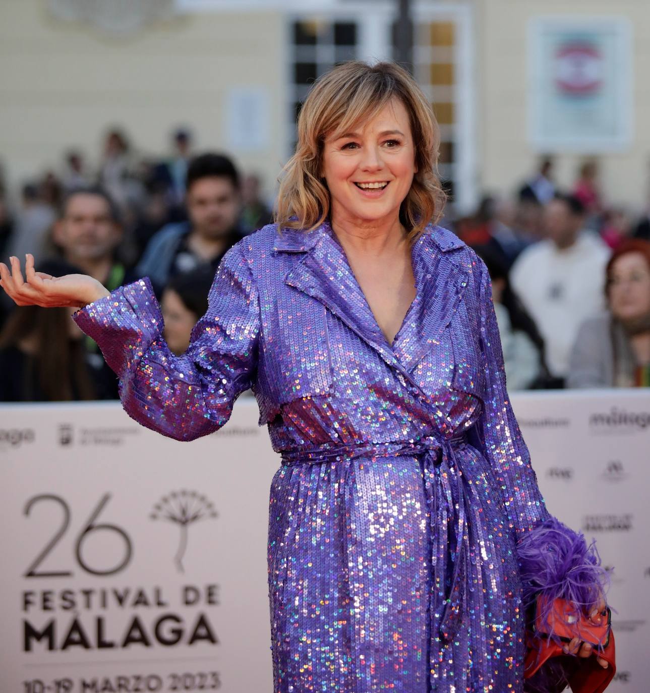 La actriz, que presenta su nueva película 'Alguien que cuide de mí', acertó con una gabardina larga de lentejuelas moradas combinada con guantes rojos de cuero -un contraste muy chic- y bolso en piel de coco con plumas. Un look del último desfile presentado por Pedro del Hierro en febrero en la MBFW con el que desumbró. Muy guapa.