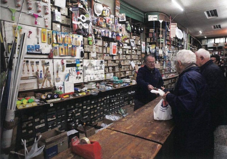 Mostrador de la ferretería El Llavín.