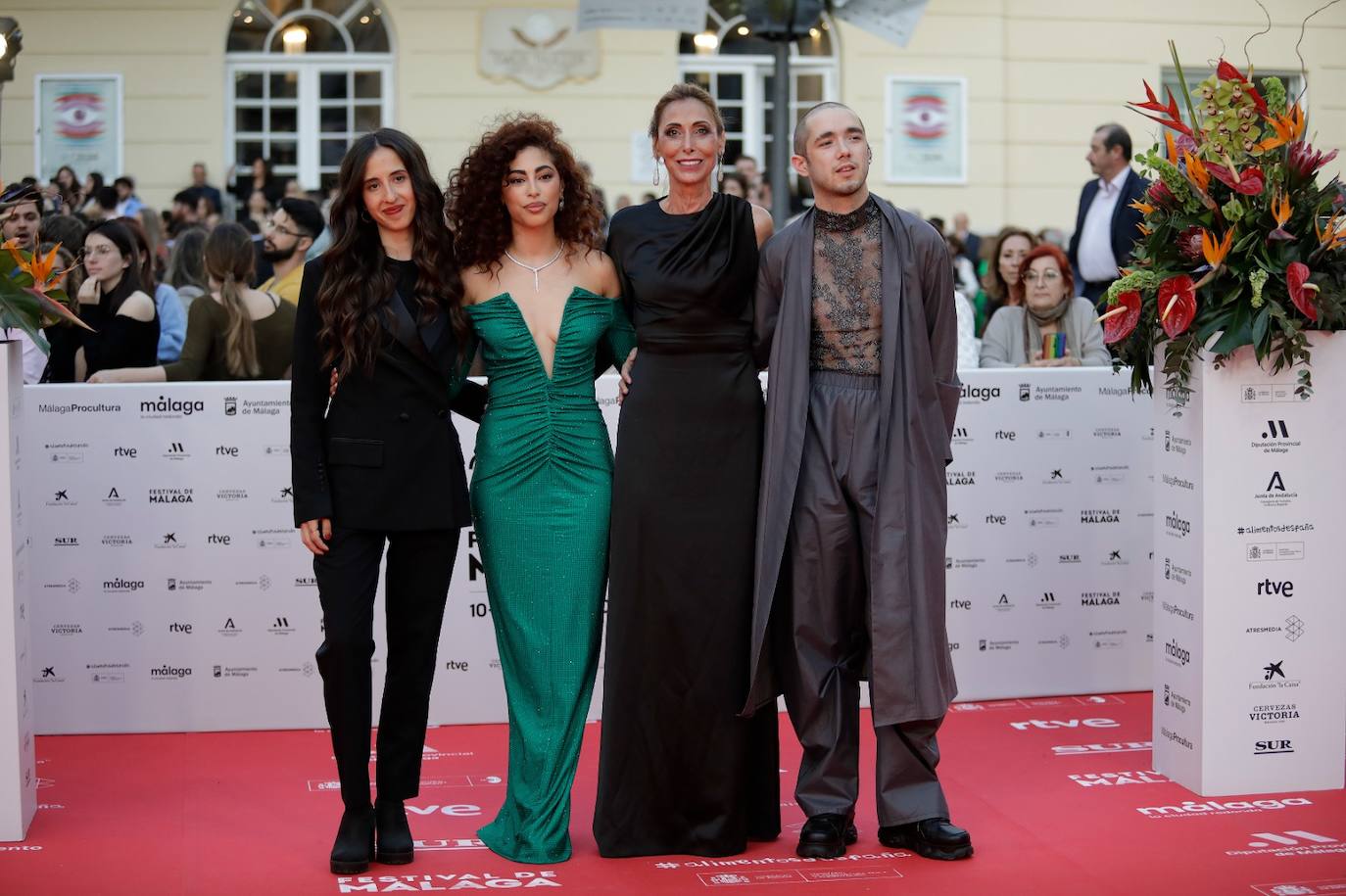 Multitud de caras conocidas han desfilado por la alfombra de entrada al Teatro Cervantes antes de la gala inaugural que ha abierto la nueva edición del certamen malagueño 