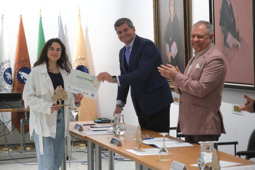 Sofía Rodríguez Gómez, mención de honor con su trabajo 'Factores moduladores de la emisión de CO 2 en los sedimentos emergidos de ecosistemas acuáticos continentales mediterráneos'.