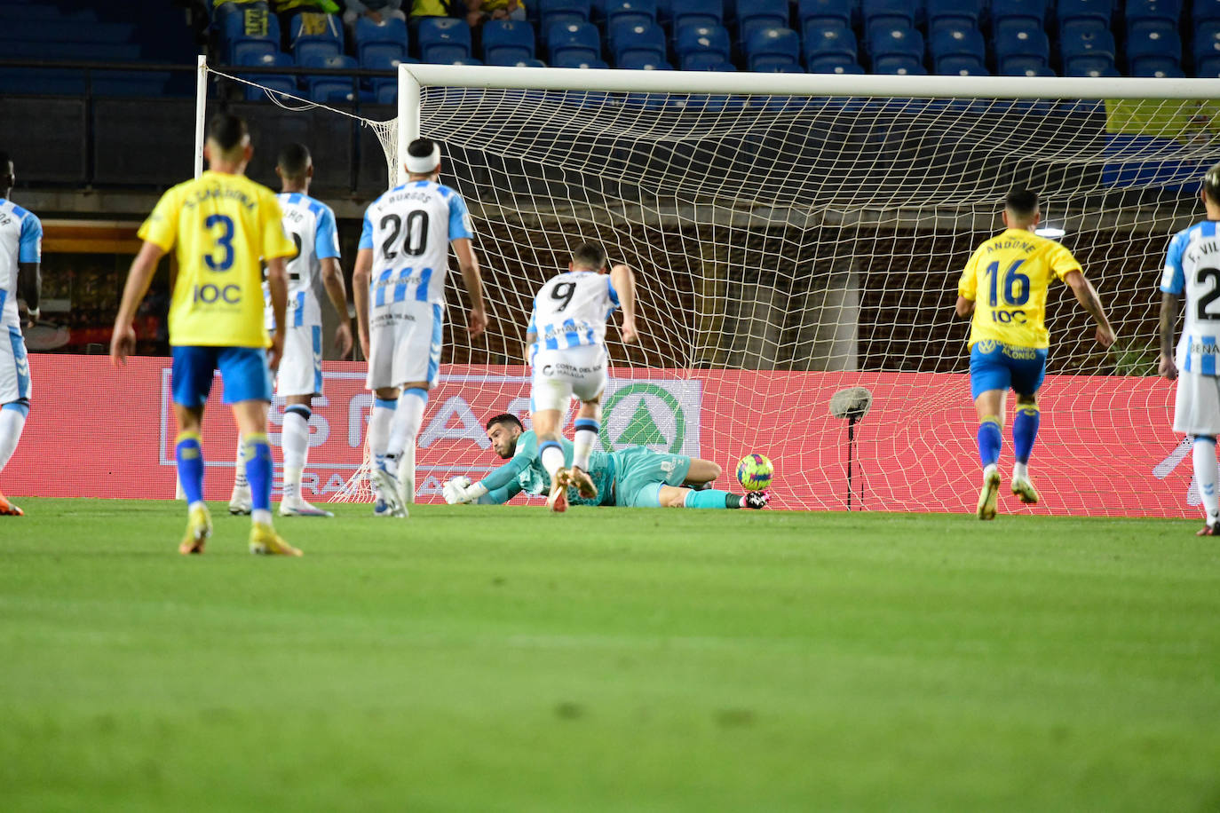 El Málaga logró empatar en Las Palmas in extremis