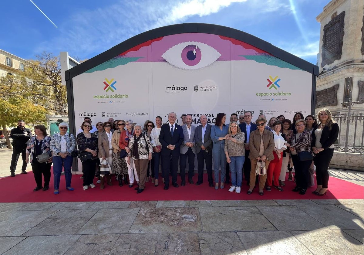 Asociaciones malagueñas y representantes institucionales, ayer tras la inauguración del 'Espacio Solidario'.