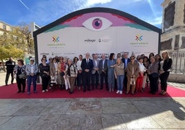 Asociaciones malagueñas y representantes institucionales, ayer tras la inauguración del 'Espacio Solidario'.