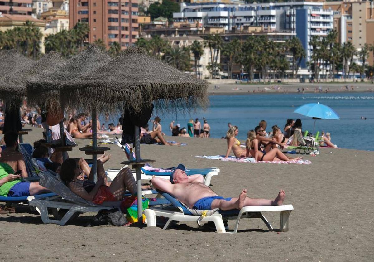 Numerosos malagueños han aprovechado el calor para ir a la playa.