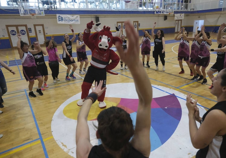 Un baile con una mascota tras un partido.