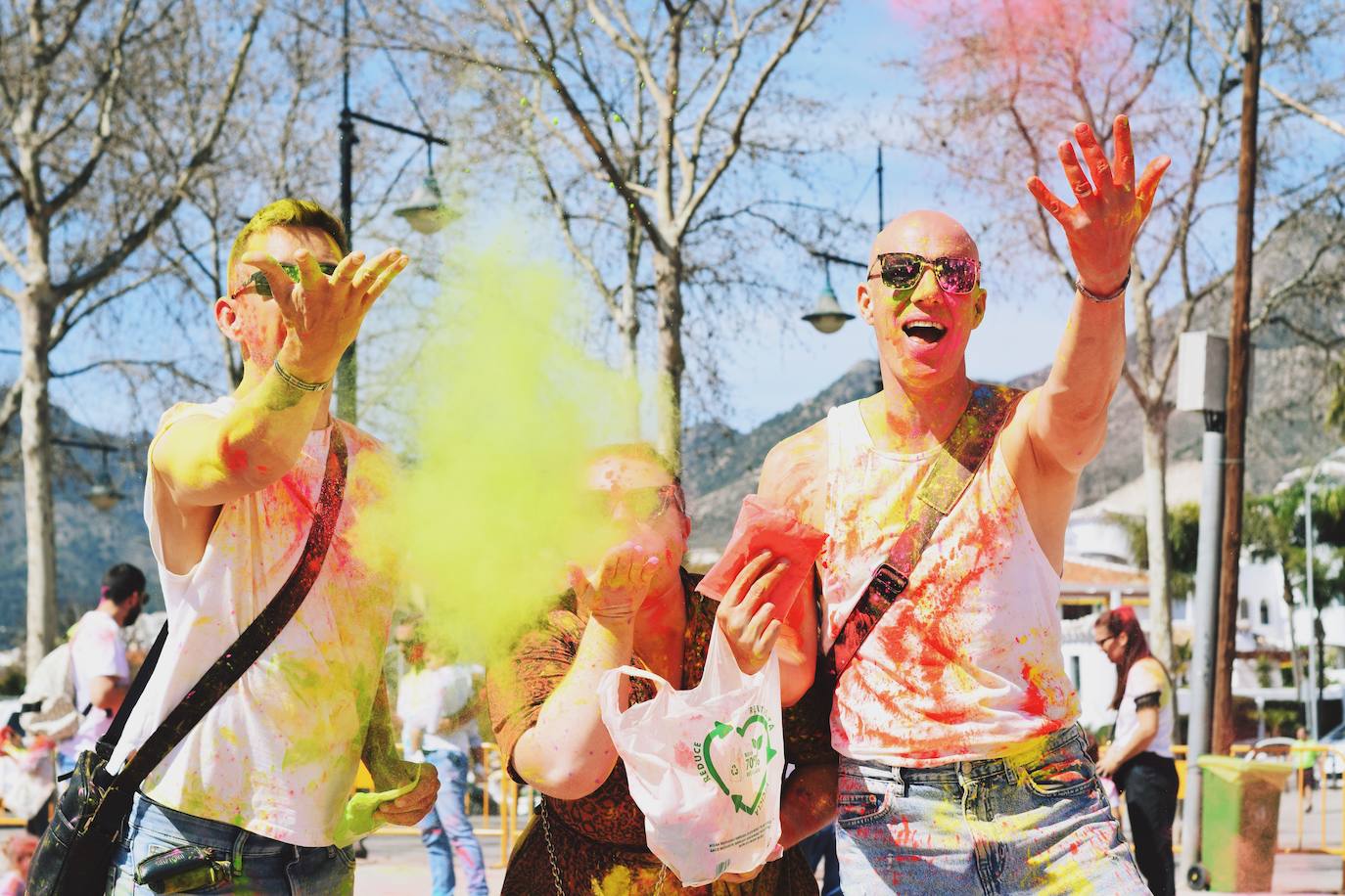 Benalmádena se llena de color para celebrar el Holi