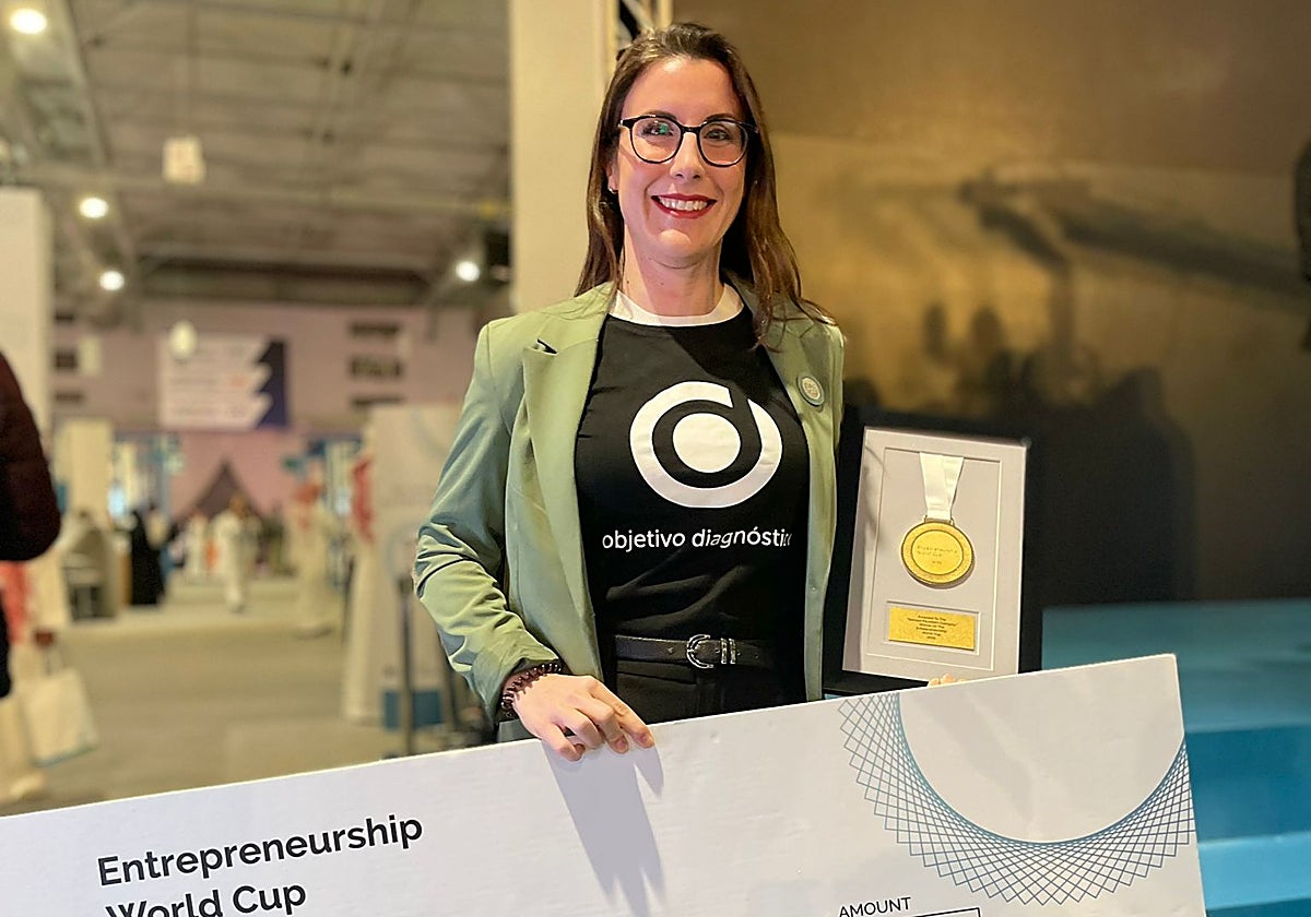 Ana Medina, con el cheque por valor de 50.000 dólares.