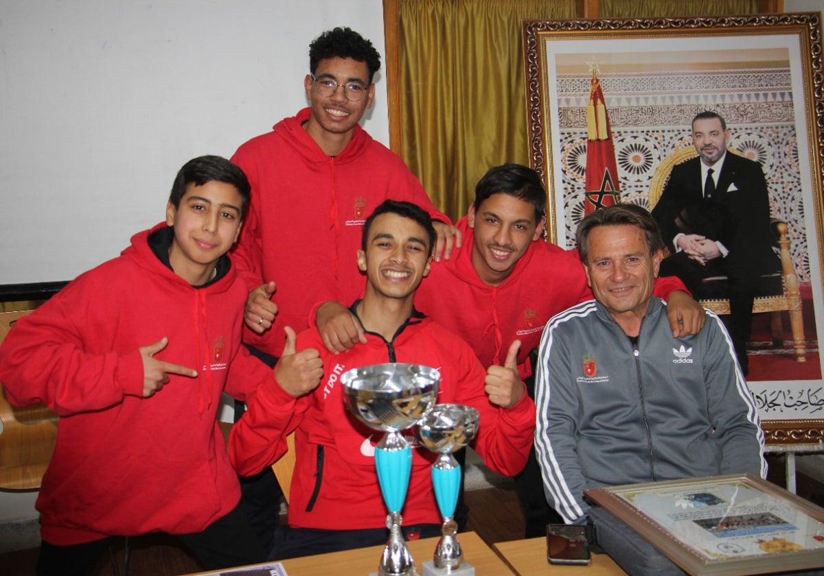 Pérez, junto a varios representantes del equipo nacional de Marruecos.