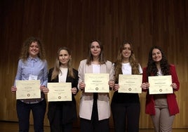 Alba Correal, Almudena Cepa, Cristina González, Estefanía García y Almudena Menjíbar, con sus diplomas de participación en el Bootcamp de la Universidad de Berkeley, en California.