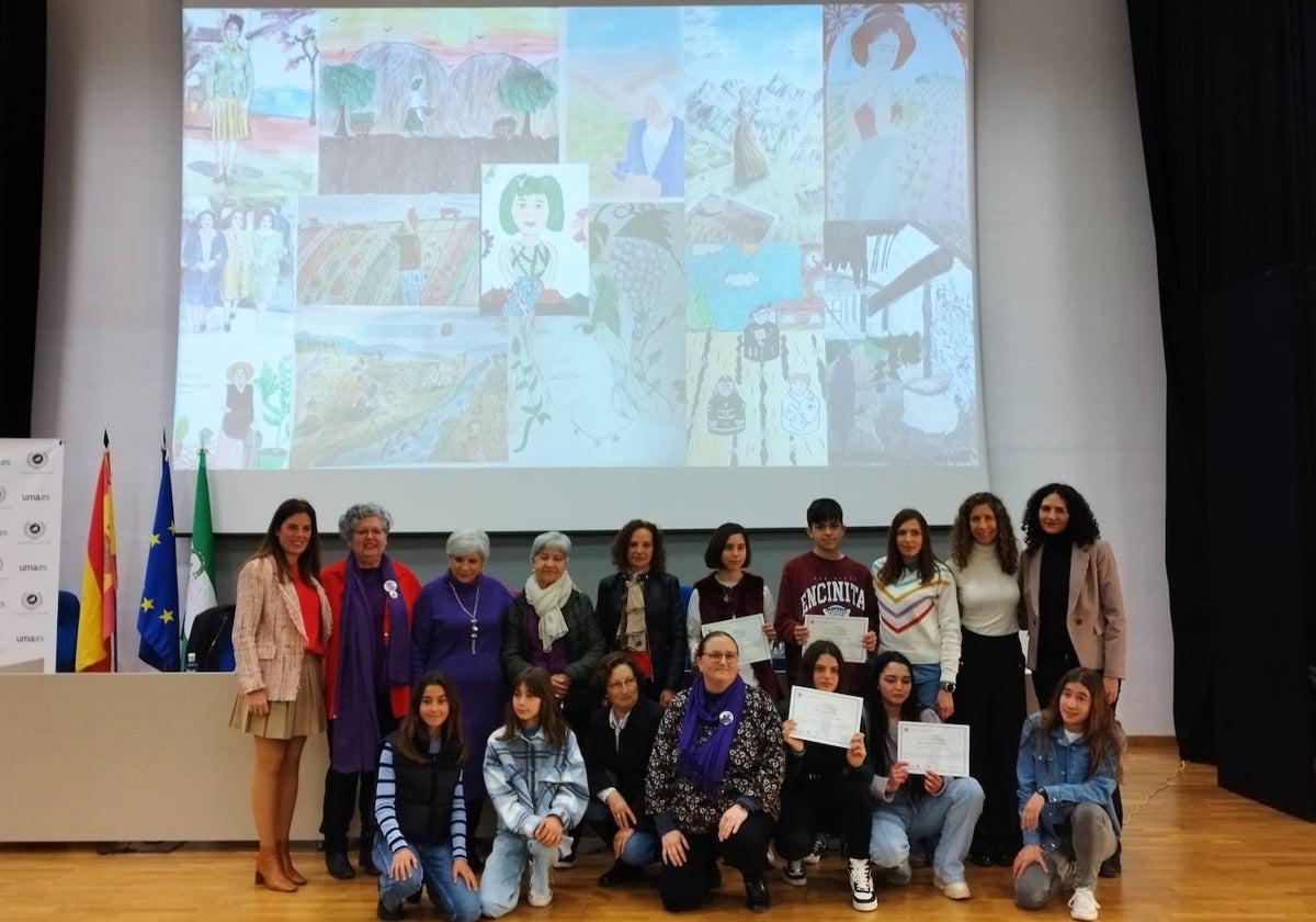 Las organizadoras del acto, junto a los galardonados en el salón de actos de la Facultad de Ciencias de la Educación.